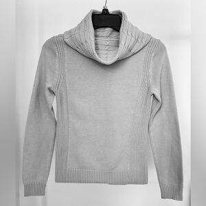 Soft, cozy knit sweater in a beautiful light gray shade 🤍